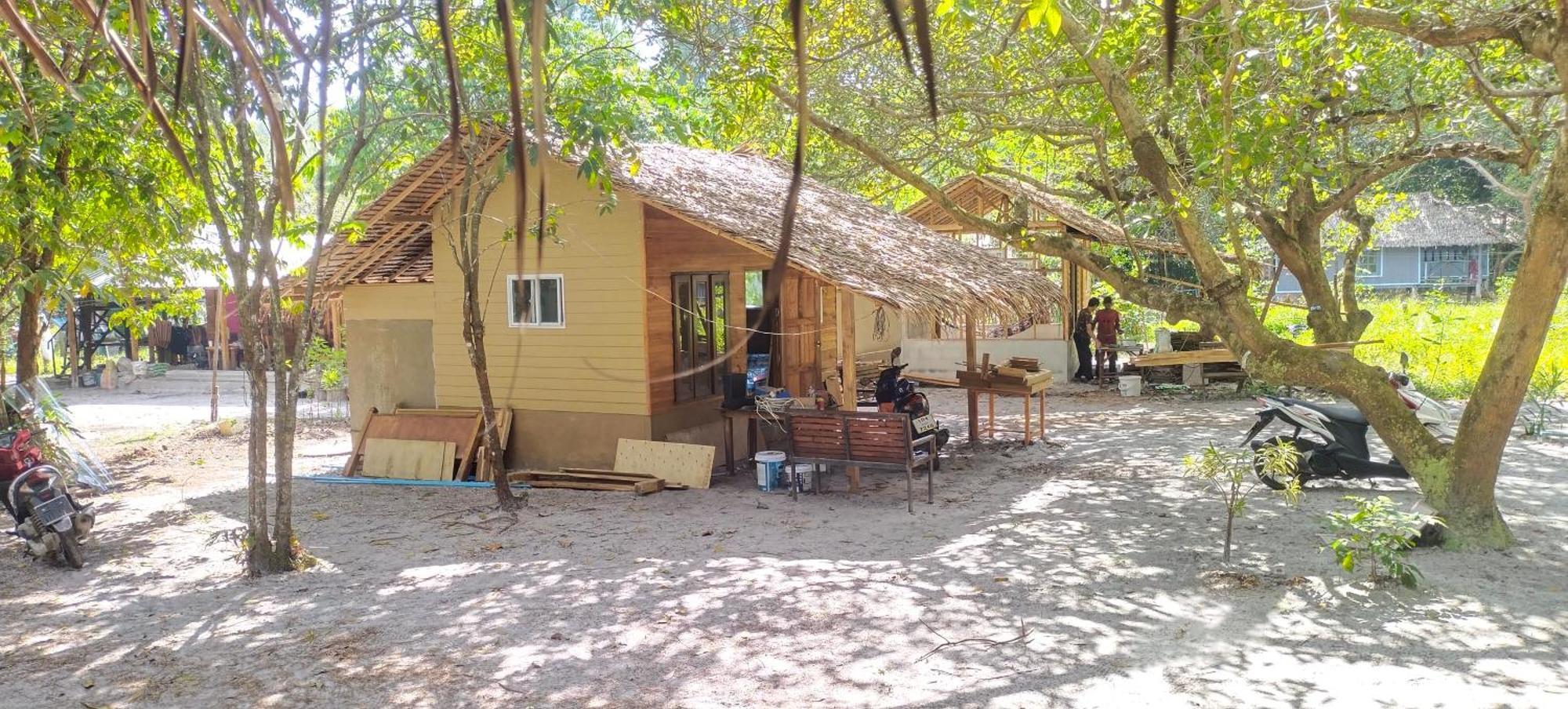 Lazy Hut Hotell Koh Phayam Exteriör bild