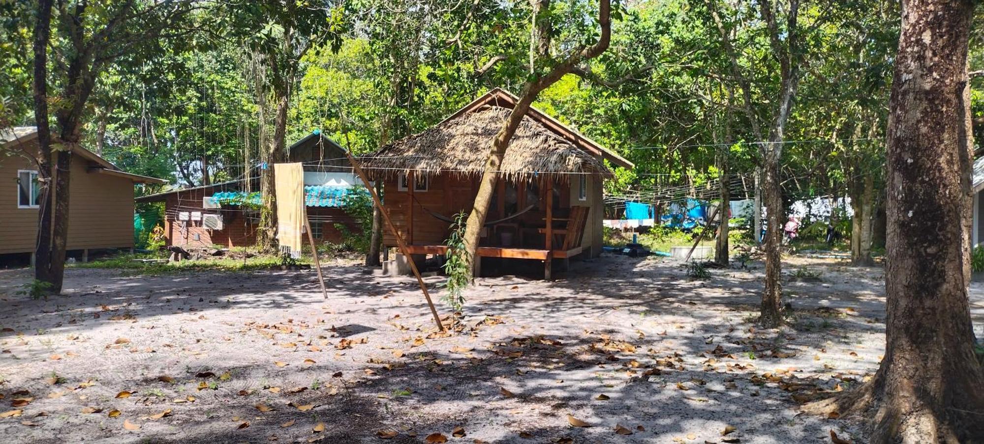 Lazy Hut Hotell Koh Phayam Exteriör bild